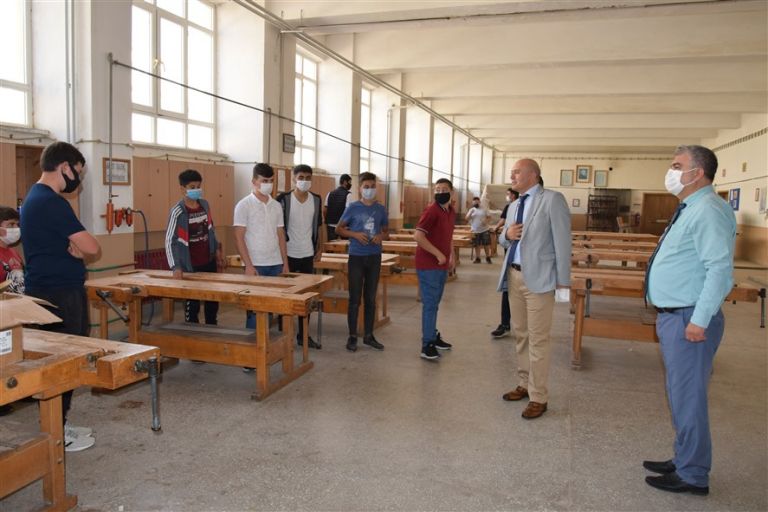 Özbek, okullardaki yüz yüze eğitim çalışmalarını takip ediyor.