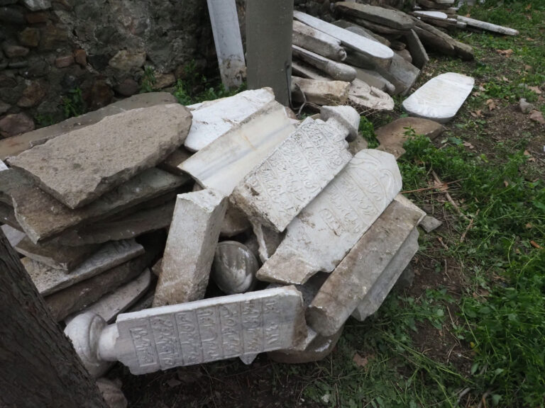 Osmanlı mezar taşları kayıt altına alınıyor