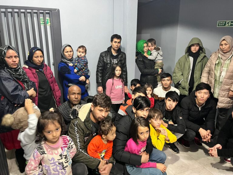 30 düzensiz göçmen ve 4 göçmen kaçakçısı yakalandı